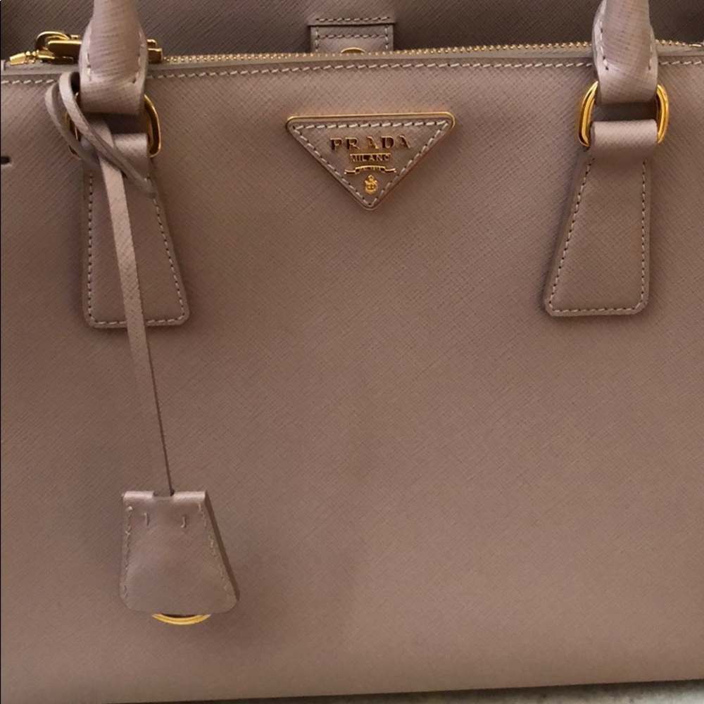 ❌SOLD❌ Prada saffiano lux tote - Picture 6 of 8